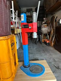 Tappatrice a colonna per tappi corona