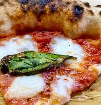 Pizzaiolo pizza napoletana calabrese di esperienza