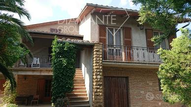 Villa con giardino recintato, garage e cantina