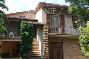 Villa con giardino recintato, garage e cantina