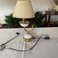 Lampada da tavolo con base decorativa e paralume