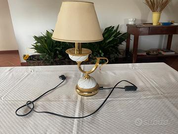 Lampada da tavolo con base decorativa e paralume
