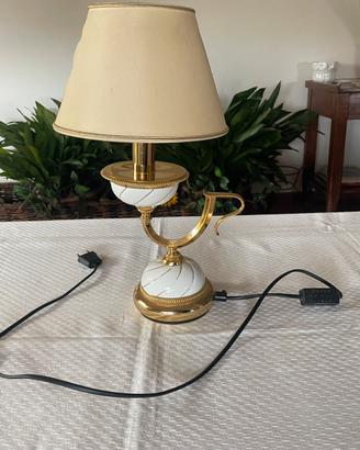 Lampada da tavolo con base decorativa e paralume