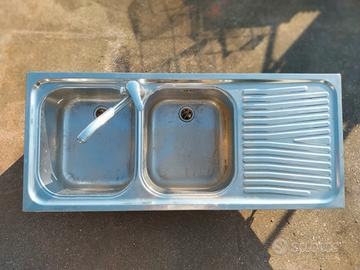 Lavelli acciaio e lavandini in plastica