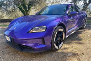 Porsche Taycan anno 2024 km 5400 ! Noleggio lungo 