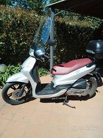 Peugeot Tweet 150 con parabrezza e bauletto