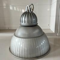 Lampada industriale a sospensione con diffusore