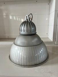 Lampada industriale a sospensione con diffusore