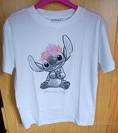 T-shirt della disney con Stitch