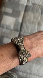 Bracciale in pelle e borchie