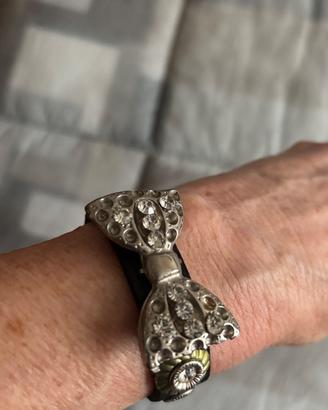 Bracciale in pelle e borchie