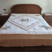 Letto matrimoniale e 2 comodini 