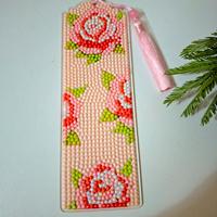 Segnalibro con rose e nappa