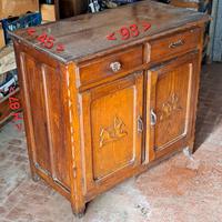 Credenza tradizionale in legno scolpito