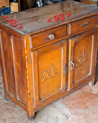 Credenza tradizionale in legno scolpito