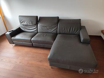 Divano in pelle con chaise longue e seduta relax