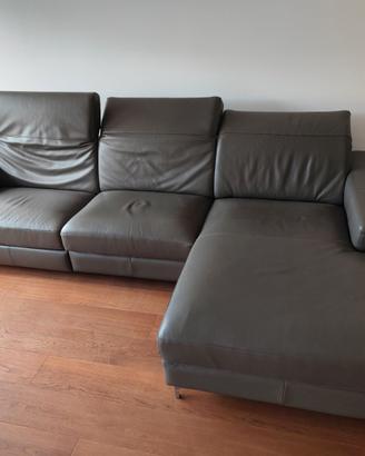Divano in pelle con chaise longue e seduta relax