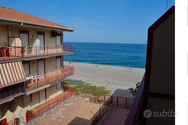 Fondachello-appartamento lato mare e garage-