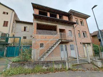 Casa con cortile e cascina