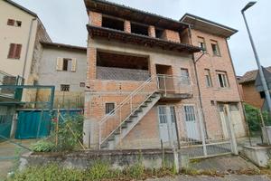 Casa con cortile e cascina