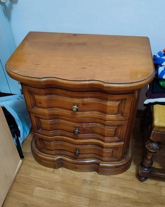 Coppia comodini in legno massello stile classico –