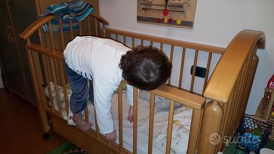 Lettino in legno e materasso per bambini
