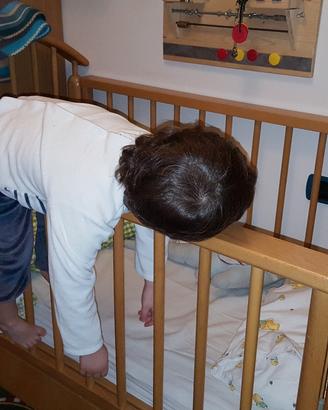 Lettino in legno e materasso per bambini