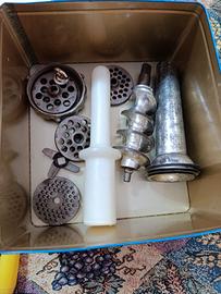 tritacarne con accessori per salsiccia