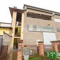 Ampio appartamento di 218 mq con Capannone