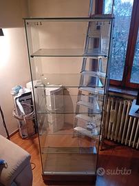 Vetrina con ripiani interni