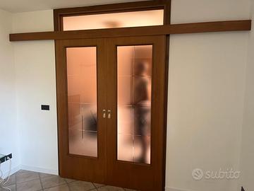 Porte scorrevoli legno noce e vetro
