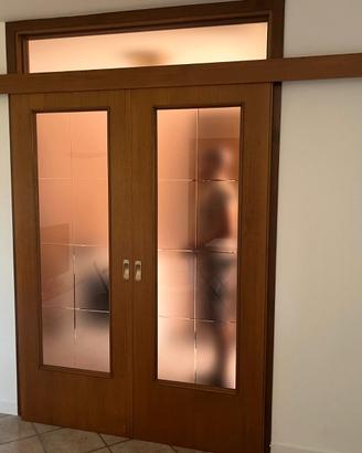 Porte scorrevoli legno noce e vetro