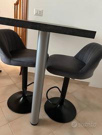 Piano snack con due sgabelli