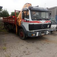 Camion con gruMercedes 18. 26