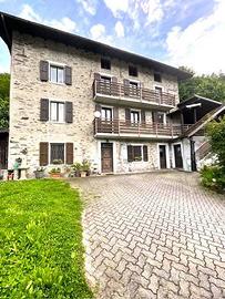 Villa di 300 m² con più di 5 locali e box auto a C