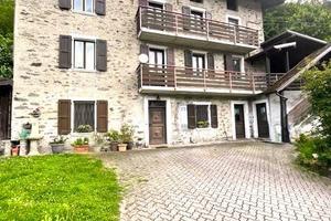 Villa di 300 m² con più di 5 locali e box auto a C