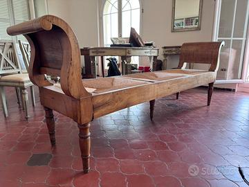 Seduta/Daybed antico in legno e paglia intrecciata
