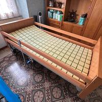 Letto per anziani con sponde elettrici