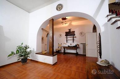 Casa indipendente di 200 m² con 5 locali a Campi B