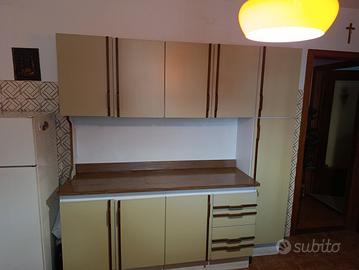 credenza e tavolo con sedie