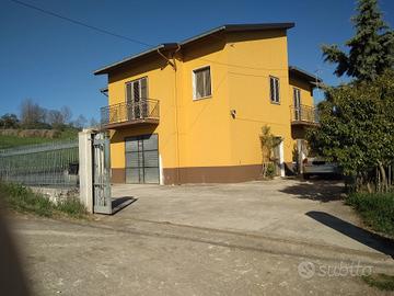 Villa singola su due piani con terreno adiacente