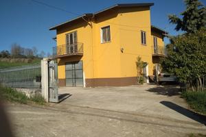 Villa singola su due piani con terreno adiacente