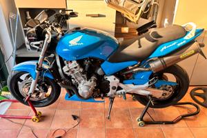 Hornet 900