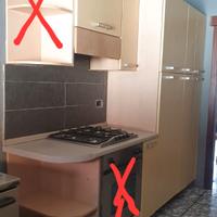 Cucina con alcuni elettrodomestici e tavolo