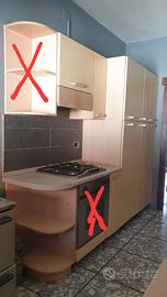 Cucina con alcuni elettrodomestici e tavolo