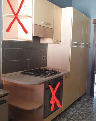 Cucina con alcuni elettrodomestici e tavolo