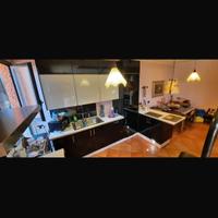 Cucina nera laccata compresa di elettrodomestici