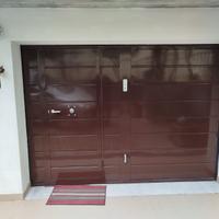 Portone basculante con porta di passaggio
