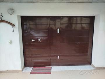 Portone basculante con porta di passaggio