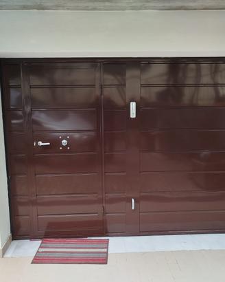 Portone basculante con porta di passaggio